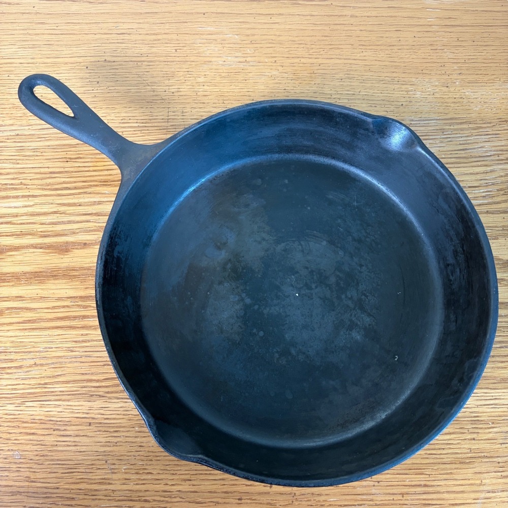 Vintage Unmarked Wagner No 7 Cast Iron Skillet with Heat Ring and C Mark Black